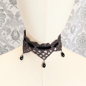 Gargantilla de encaje de ganchillo gris, collar de luto victoriano, steampunk, gargantilla victoriana, gargantilla de boda, gargantilla gótica, gótica romántica, nupcial