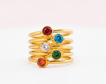 Bague pierre de naissance, bague empilable en plaqué or 14 carats, bague en fil d'argent sterling avec pierre CZ, bague empilable personnalisée pour maman, cadeau pour elle