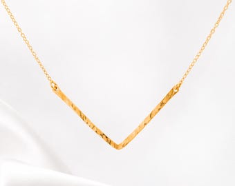 Collier délicat à chevrons, bijou moderne à pendentif en V martelé, collier fin à superposer, cadeau minimaliste pour elle