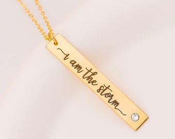 Collier barre verticale personnalisé avec strass, plaque gravée et pierre de naissance, bijou barre sur mesure