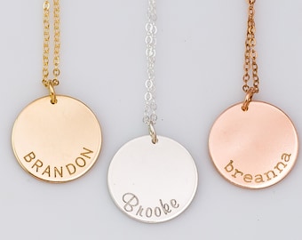 Collier de maman avec nom d'enfant, collier de plaque signalétique circulaire, bijoux prénom personnalisés, collier de grand-mère, cadeau pour femme