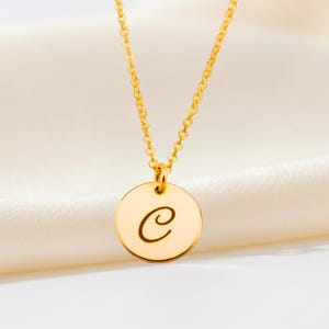 Personalized Circle Necklace – Custom Initial Disc Pendant, Gold Round Charm Necklace – Minimalist Pendant Jewelry Gift for Women