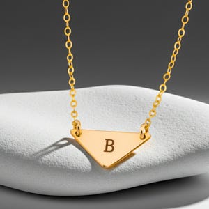 Personalized Small Triangle Necklace – Minimalist Geometric Jewelry, Gold Triangle Pendant – Custom Engraved Boho Necklace, Dainty Necklace
