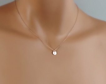 Petit collier initiale en or rose, bijoux tendance à breloque monogramme délicat, cadeaux de demoiselle d'honneur, bouquetière, collier minimaliste personnalisé