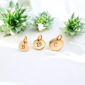 Ajoutez une initiale minuscule, petite ou moyenne, personnalisez le charm lettre, le disque monogramme en argent, or ou or rose (veuillez lire la note)