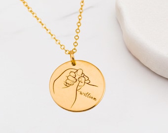 Collier personnalisé avec le prénom de l'enfant. Collier pendentif rond personnalisé avec le prénom. Bijou « Main dans la main de bébé » pour une nouvelle maman, cadeau pour une jeune maman.