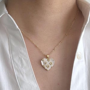 Naszyjnik Pearl Heart Clover. Naszyjnik z masy perłowej. Minimalistyczny naszyjnik. Prezent dla niej. dla kobiet.