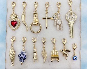 Dije para agenda. Dije para cuaderno. Dije para diario. Regalo para amantes de los libros. Dijes para collares y pulseras personalizados. Dije con cierre de mosquetón.