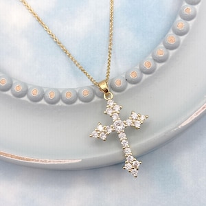 Collana con croce. Gioielli religiosi. Collana cristiana. Collana per battesimo. Collana per tutti i giorni. Delicata collana con croce in pavé. Collana regalo.