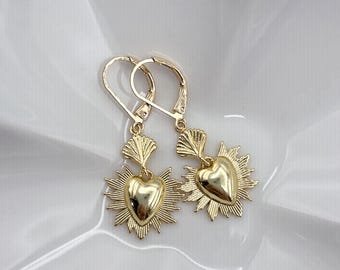 Sacred Heart Ohrringe. Flammendes Herz Ohrringe. Religiöser Schmuck. Gold Herz Ohrringe. Mexikanischer Schmuck. Geschenk für Sie.