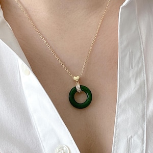 Naturalny zielony naszyjnik z jadeitu Donut. Minimalistyczny naszyjnik z jadeitu. Naszyjnik z wróżbą. Naszyjnik z amuletem. Prezent dla niej.