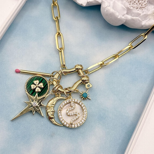 Crea tu propio collar con dijes personalizado. Collar con mosquetón de herradura. Collar con cierre de rosca. Collar con dijes de oro. Regalo para ella. Regalo para mamá.