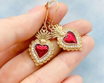 Sacred Heart Ohrringe. Flammendes Herz Ohrringe. Religiöser Schmuck. Gold Herz Ohrringe. Mexikanischer Schmuck. Geschenk für Sie.
