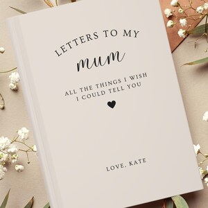 Op de afbeelding: Een wit dagboek met de tekst "LETTERS TO MY mum ALL THE THINGS I WISH I COULD TELL YOU LOVE, KATE" op de omslag.