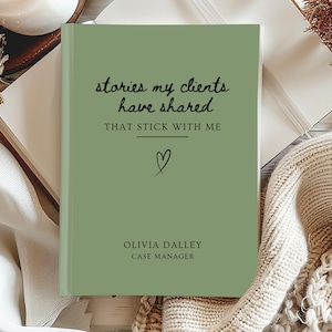 Puede incluir: Un libro verde salvia con el título "stories my clients have shared THAT STICK WITH ME" en texto negro. Debajo del título hay un pequeño símbolo de corazón. El nombre del autor, Olivia Dalley, y el título, Case Manager, están en la parte inferior.