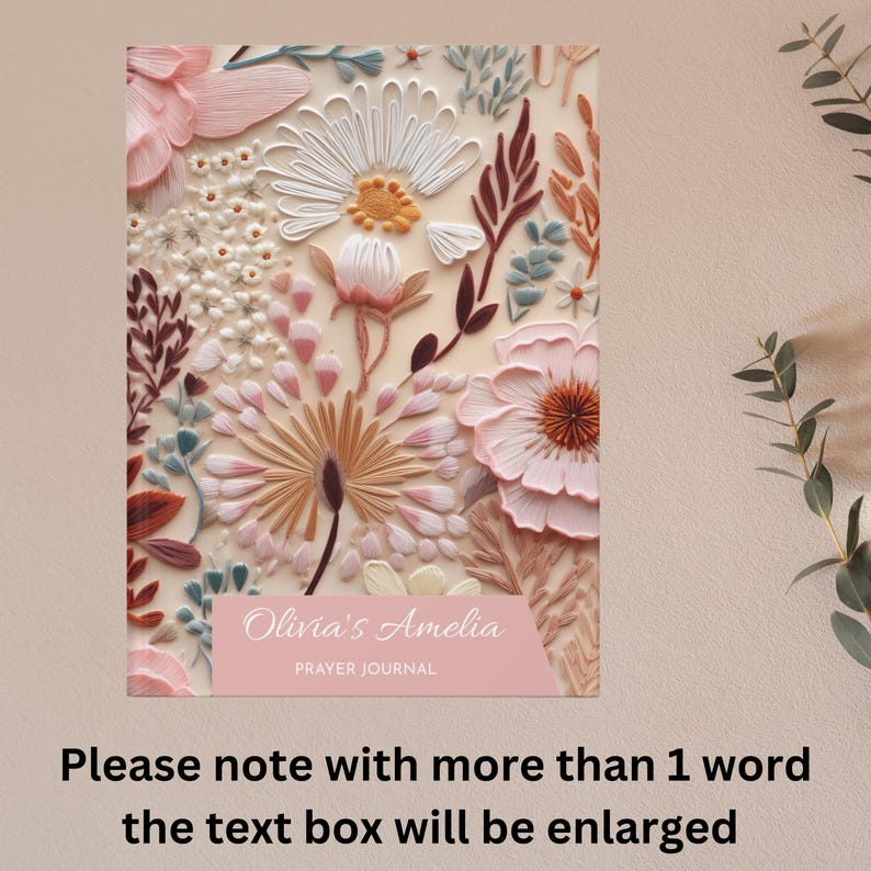 K&ouml;nnte beinhalten: Ein rosafarbenes Blumenmuster mit einem Textfeld, das "Olivia's Amelia PRAYER JOURNAL" lautet.