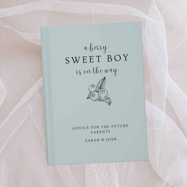K&ouml;nnte beinhalten: Ein hellblaues Baby-Ratgeberbuch mit dem Text "a berry SWEET BOY is on the way" und einer Blaubeer-Illustration. Das Buch enth&auml;lt auch den Text "ADVICE FOR THE FUTURE PARENTS" und die Namen "SARAH & JOSH".