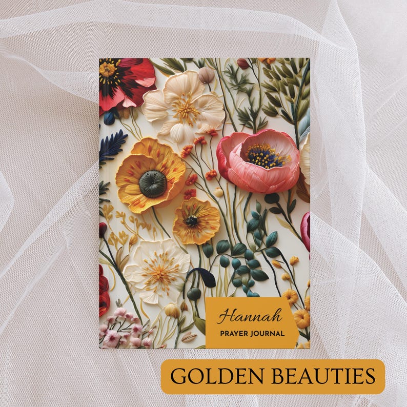 K&ouml;nnte beinhalten: Ein florales Gebetsjournal mit einem Design aus gelben, rosa und wei&szlig;en Blumen. Der Umschlag tr&auml;gt die Aufschrift "Hannah Prayer Journal" und "Golden Beauties".