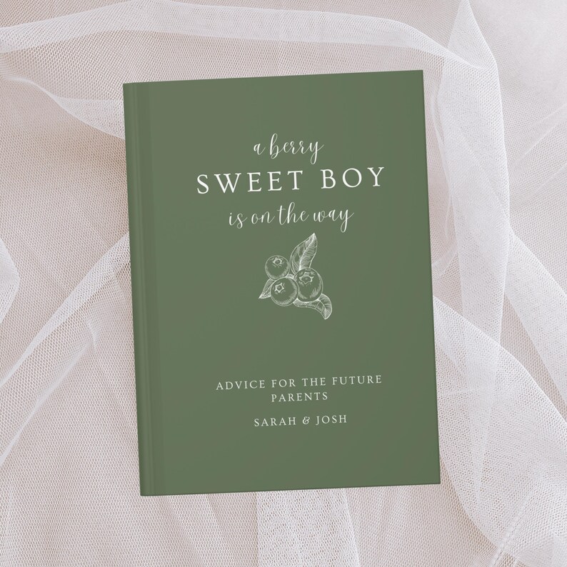 K&ouml;nnte beinhalten: Ein gr&uuml;nes Buch mit dem Text "a berry SWEET BOY is on the way" und einer Illustration von Blaubeeren. Das Buch enth&auml;lt auch den Text "ADVICE FOR THE FUTURE PARENTS" und die Namen "SARAH & JOSH".