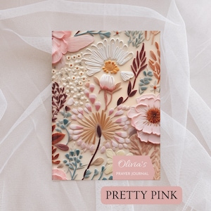 K&ouml;nnte beinhalten: Ein rosafarbenes Blumenmuster mit dem Text "Olivia's Prayer Journal" und den Worten "PRETTY PINK" in einem rosa Rechteck.