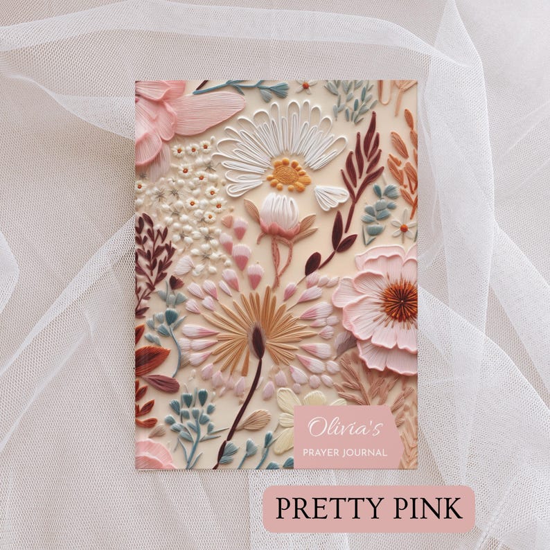 K&ouml;nnte beinhalten: Ein rosafarbenes Blumenmuster mit dem Text "Olivia's Prayer Journal" und den Worten "PRETTY PINK" in einem rosa Rechteck.