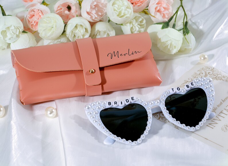 Lunettes de soleil perlées personnalisées pour mariée, Lunettes de soleil pour mariée, Future mariée, Lunettes de soleil pour EVJF, Cadeau baby shower, Accessoires de mariage image 1