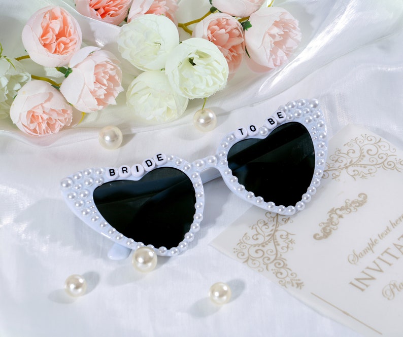 Lunettes de soleil perlées personnalisées pour mariée, Lunettes de soleil pour mariée, Future mariée, Lunettes de soleil pour EVJF, Cadeau baby shower, Accessoires de mariage image 2