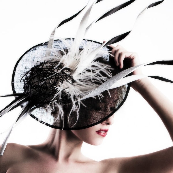 Kentucky Derby cappello Haute Couture cappello copricapo bianco e nero grande Fascinator