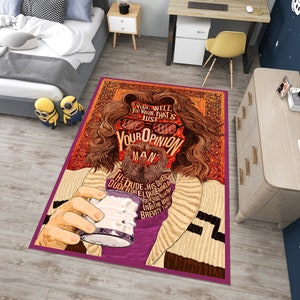 Può includere: Un tappeto colorato con un'illustrazione di un uomo con i capelli lunghi castani e la barba. L'uomo tiene un bicchiere di liquido e indossa una camicia viola e un maglione beige. Il testo "Yeah, well you know. That's just your opinion man" è stampato sul tappeto.