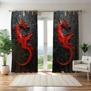 Può includere: Un paio di tende decorative per finestre con un design a drago rosso su uno sfondo scuro e strutturato. Il drago è scolpito con dettagli intricati. Le tende sono appese a un'asta dorata, aggiungendo un tocco di eleganza alla stanza.