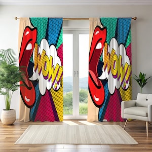 Può includere: Tende per finestre in stile pop art con una grande labbra rosse e la parola "WOW!" in un fumetto. Le tende hanno uno sfondo colorato con forme geometriche blu, verdi, gialle e rosse. Le tende sono appese davanti a una finestra.
