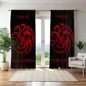 Può includere: Una coppia di tende nere con un grande emblema di drago rosso a tre teste al centro. Il testo HOUSE è stampato in rosso sopra il drago, e TARGARYEN è stampato in rosso sotto il drago su ogni pannello, creando un set coordinato.