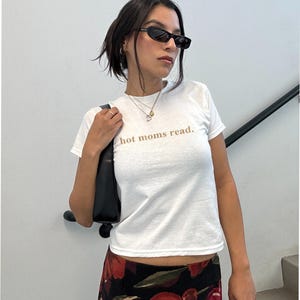 Hot Moms Read Shirt Funny Mom Reading Book T-Shirt, Book Lover Tee for Women, Cute Mother&#39;s Day Gift, Aesthetic Reader Mom Shirt