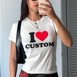 Ich liebe individuelles Baby T-Shirt, I Herz benutzerdefiniertes Shirt, personalisiertes Text Baby T-Shirt, personalisiertes Y2K Shirt, benutzerdefinierte 90er Jahre T-Shirt, trendige Y2K Kleidung