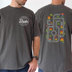 Chemise 2 faces Fated Dads Club, t-shirt de carte routière Play Cars on papa dans le dos, cadeau de fête des pères de piste de course drôle, t-shirt de tapis de jeu papa mignon