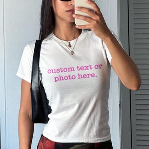 T-shirt bébé an 2000 texte personnalisé, t-shirt vintage tendance des années 90, mode personnalisée an 2000, t-shirt bébé, haut des années 90 personnalisé, chemise an 2000 texte personnalisé, tenue an 2000 personnalisée