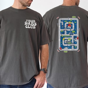 Moe Dads Club dubbelzijdig T-shirt, Play Cars On Dad's Back Race Track T-shirt, grappig shirt vader speelkleed, leuk vaderdagcadeau van kinderen