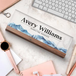 Werbegeschenk Personalisierte Acryl Namensteller, Benutzerdefinierte Schreibtisch Namensschild mit Holzsockel, neuer Job Geschenk, Karriere Leistung Bürodekor Idee