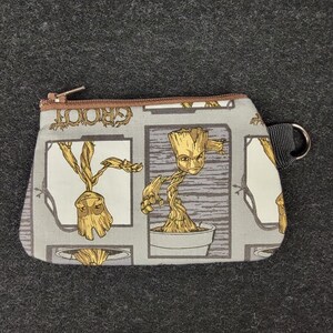 Monedero con cremallera y diseño de Groot