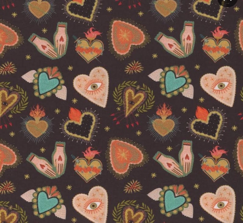 Puede incluir: Un patr&oacute;n sin costuras que presenta varios dise&ntilde;os de corazones estilizados. Los corazones son en tonos de rojo, naranja, amarillo, azul y verde, con detalles intrincados y adornos. El fondo es de color marr&oacute;n oscuro.