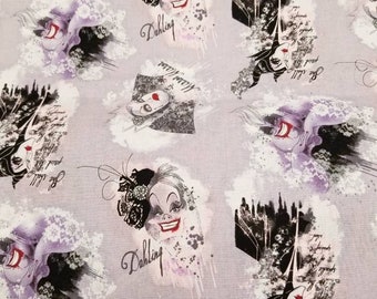 Op de afbeelding: Een grijze en witte stof met een herhalend patroon van een cartoon afbeelding van de boze koningin uit Sneeuwwitje. De afbeelding is in aquarel stijl met zwarte en paarse accenten. De tekst "Dahlia" is in roze onder de afbeelding geschreven.