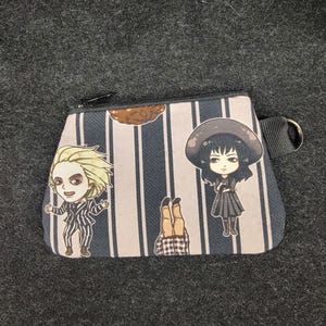 Monedero con cremallera y diseño de fan de Beetlejuice