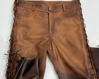 ダメージ加工のタンブラウンレザーパンツ：メンズカウボーイ