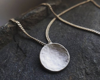 Vollmond Halskette, gehämmerter Anhänger aus Sterling Silber, minimalistischer Mond Schmuck