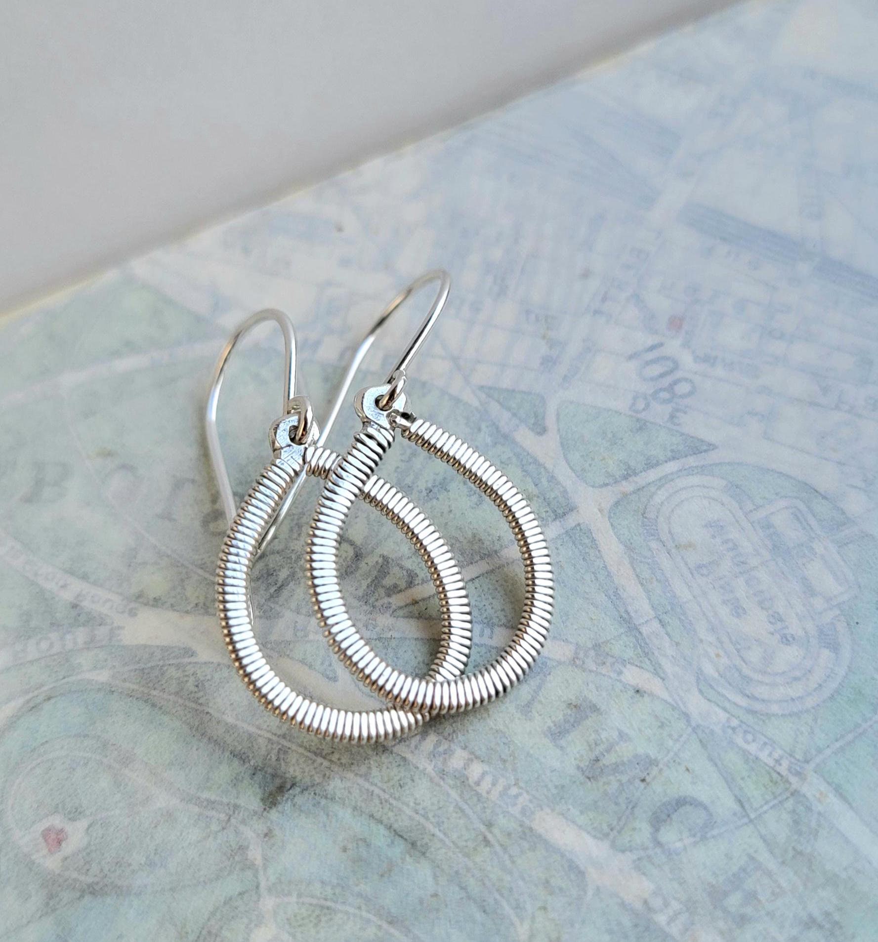 Orecchino in filo e goccia in argento sterling da 14 mm