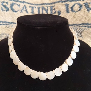 Naszyjnik choker z masy perłowej w stylu vintage, wykonany szydełkiem