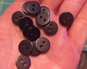 Kleine vintage schwarze Zwillingsknöpfe 1/2 "12-13mm glänzend schwarze Kunststoffknöpfe Hemdknöpfe Nähknöpfe glänzende 2-Loch Knöpfe Bastelschmuck