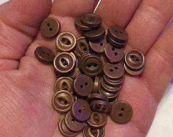 Puede incluir: Un montón de 30 botones pequeños de cobre con dos agujeros.