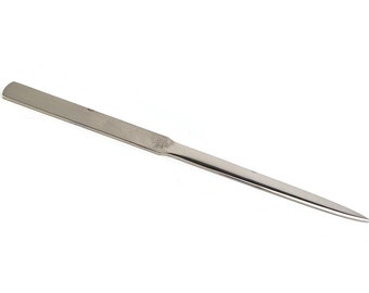 Op de afbeelding: Een zilveren briefopener met een puntige punt.