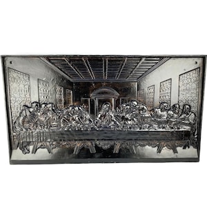 Peut inclure: Une œuvre d'art murale encadrée en noir et blanc représentant La Cène de Léonard de Vinci. L'œuvre est une sculpture en relief avec une représentation détaillée de Jésus et de ses disciples.